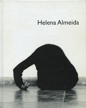 Helena Almeida: pés no chão, cabeça no céu / feet on the ground, head in the sky